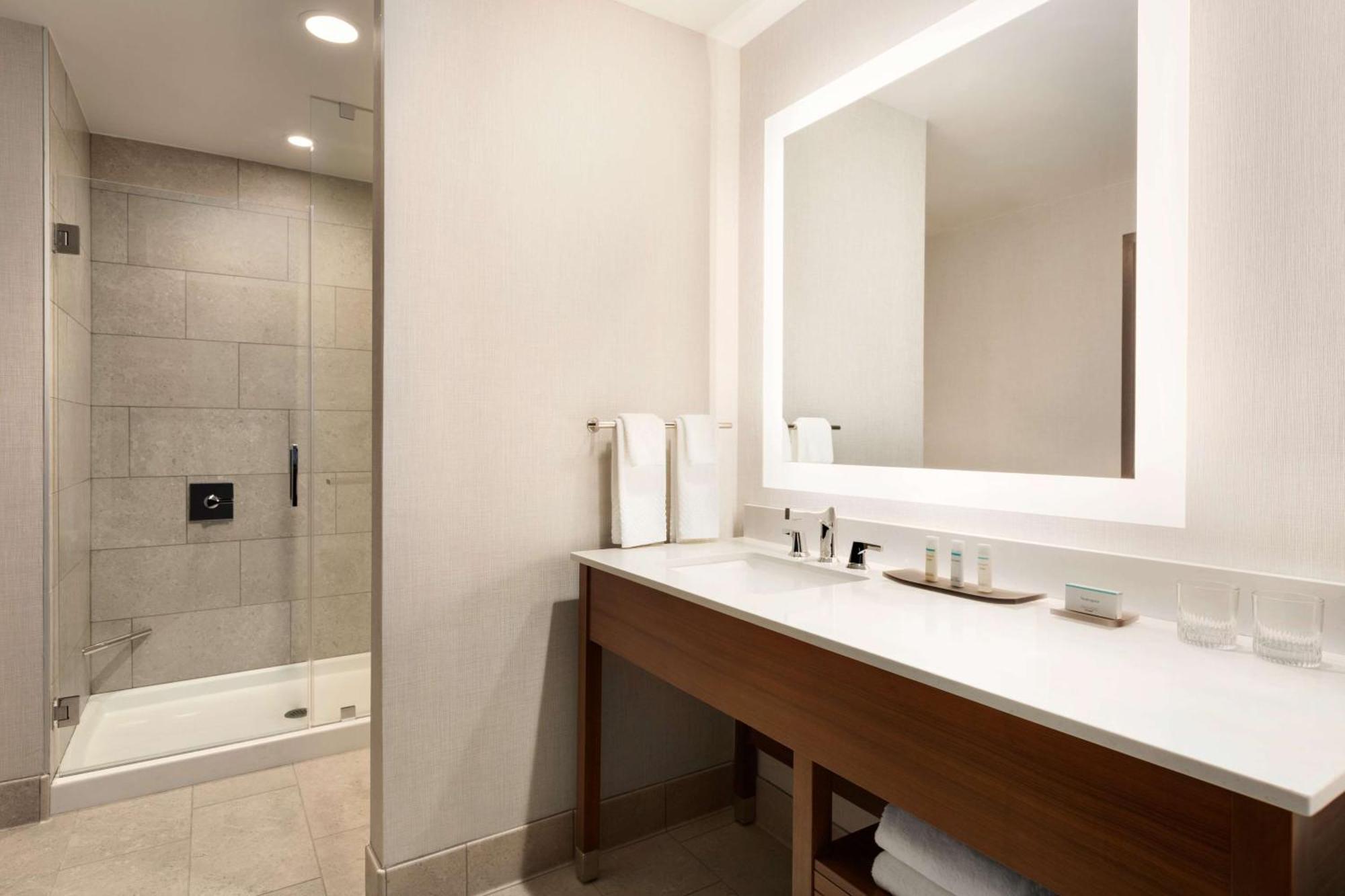 Embassy Suites By Hilton Denton Convention Center Екстериор снимка