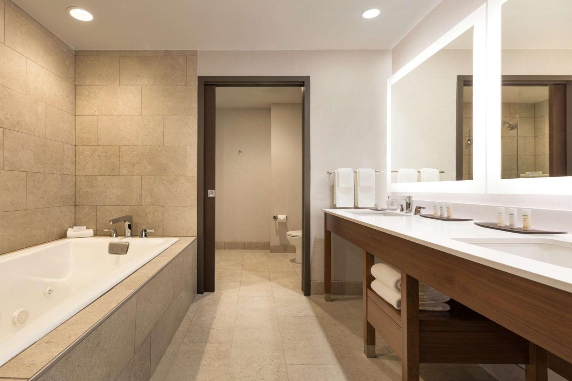 Embassy Suites By Hilton Denton Convention Center Екстериор снимка