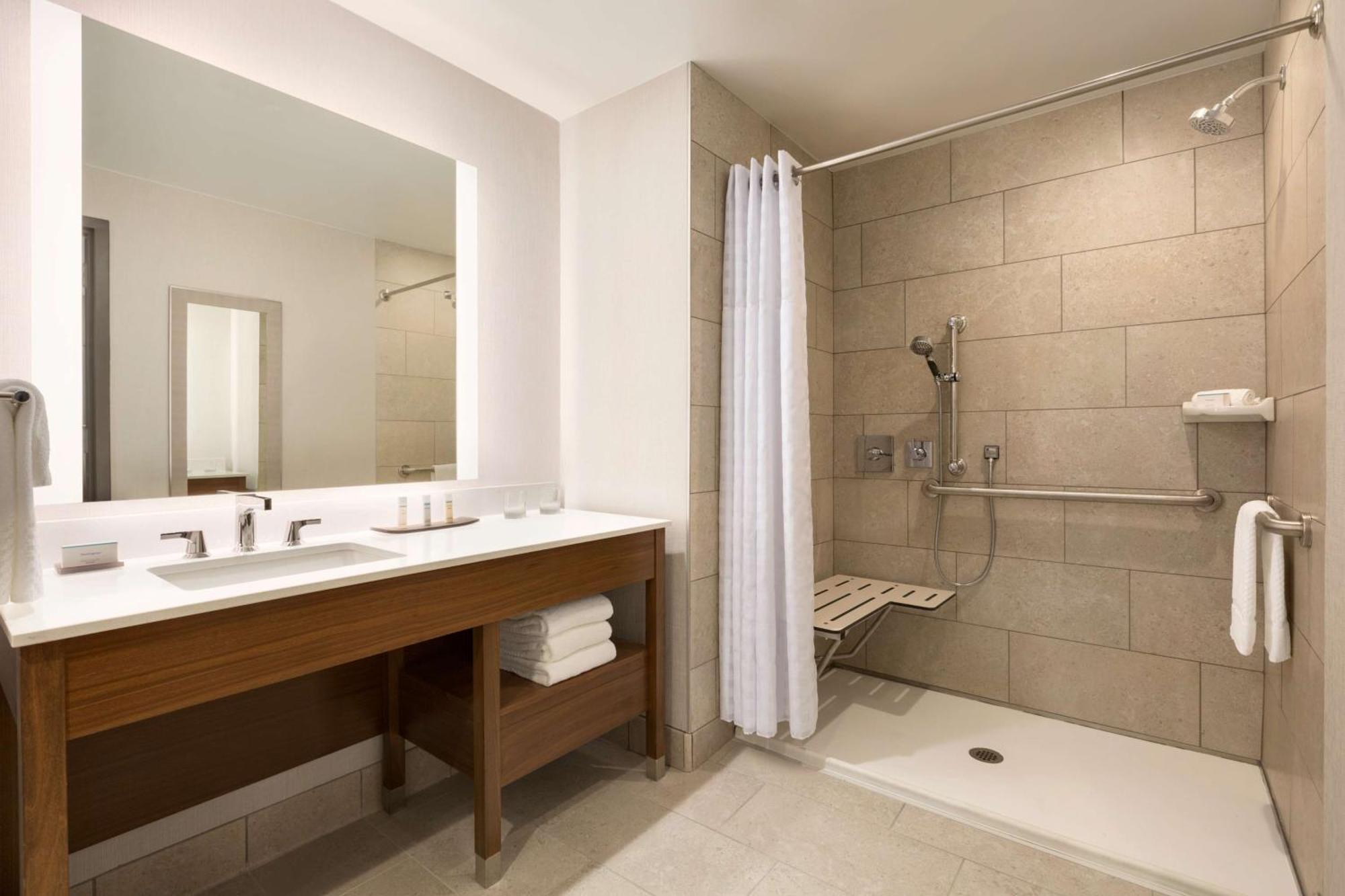 Embassy Suites By Hilton Denton Convention Center Екстериор снимка