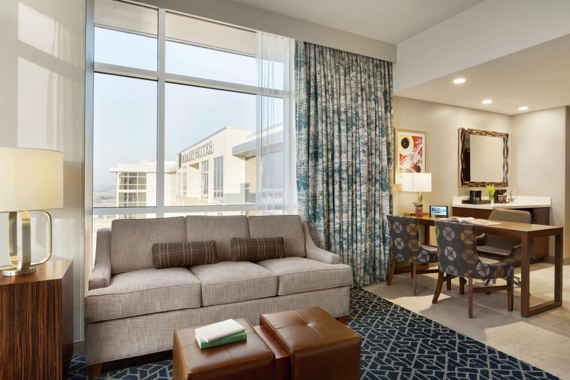 Embassy Suites By Hilton Denton Convention Center Екстериор снимка