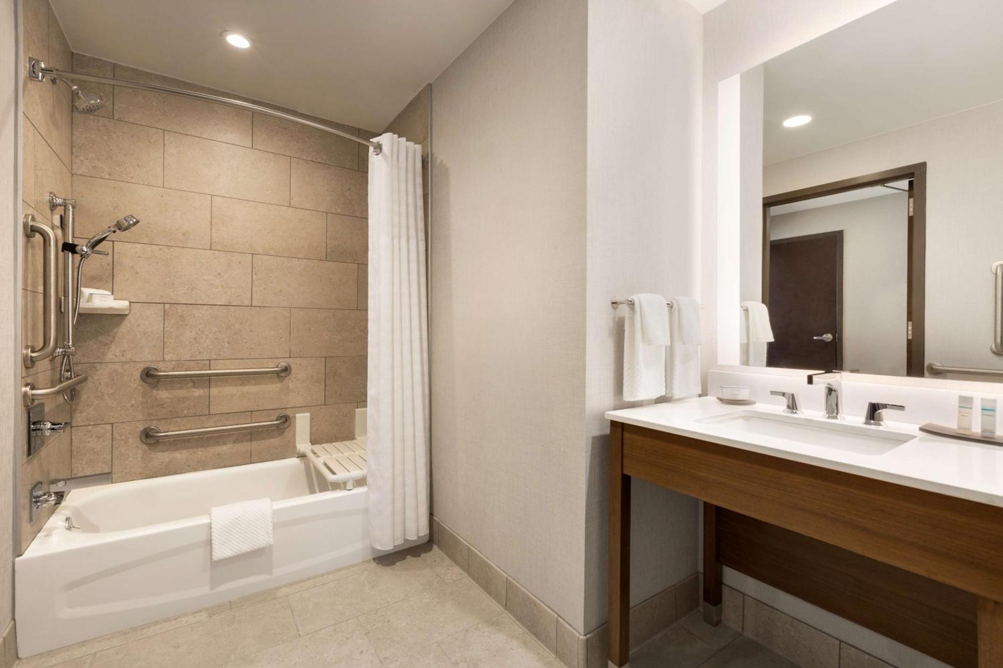 Embassy Suites By Hilton Denton Convention Center Екстериор снимка