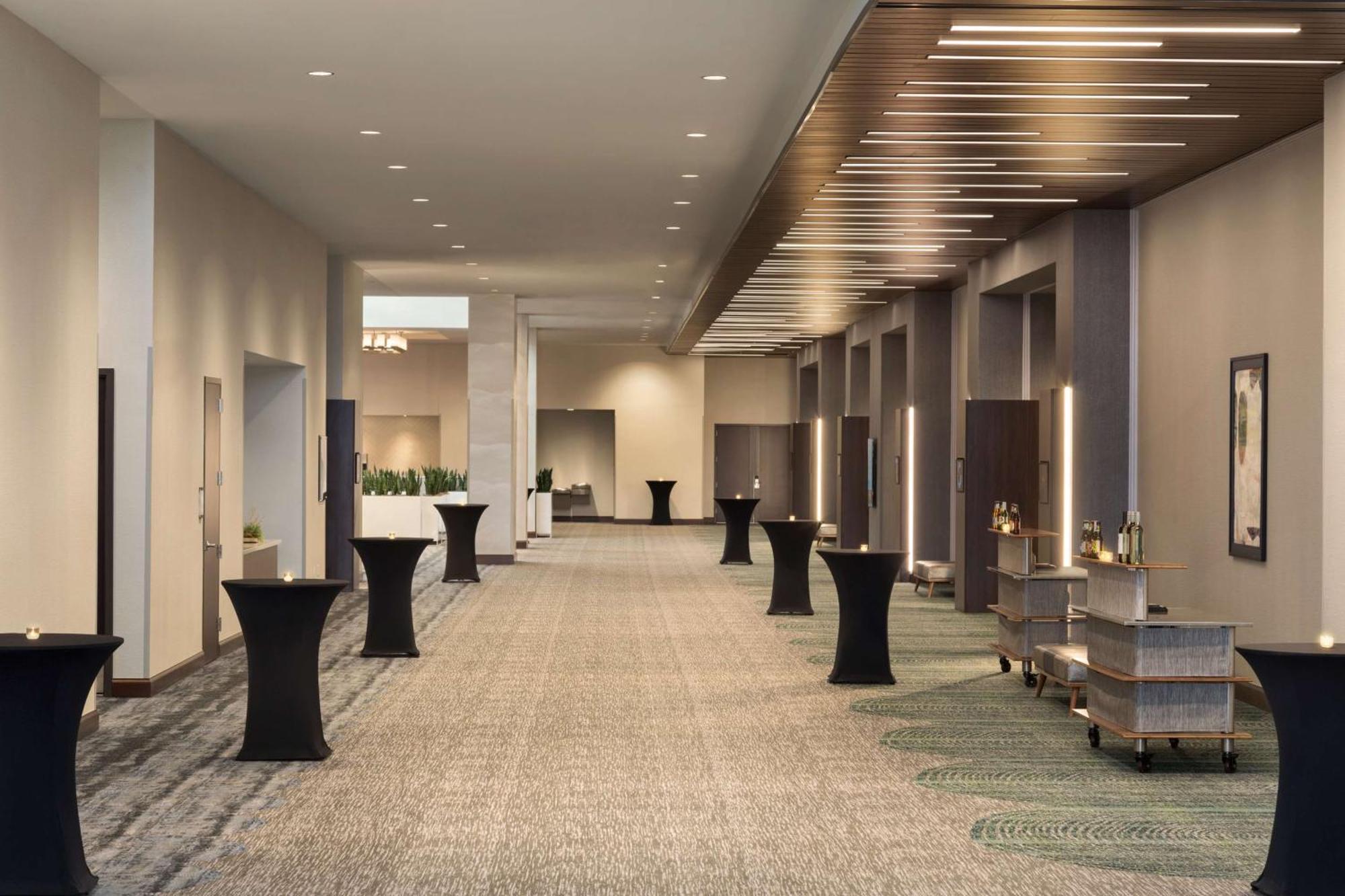 Embassy Suites By Hilton Denton Convention Center Екстериор снимка