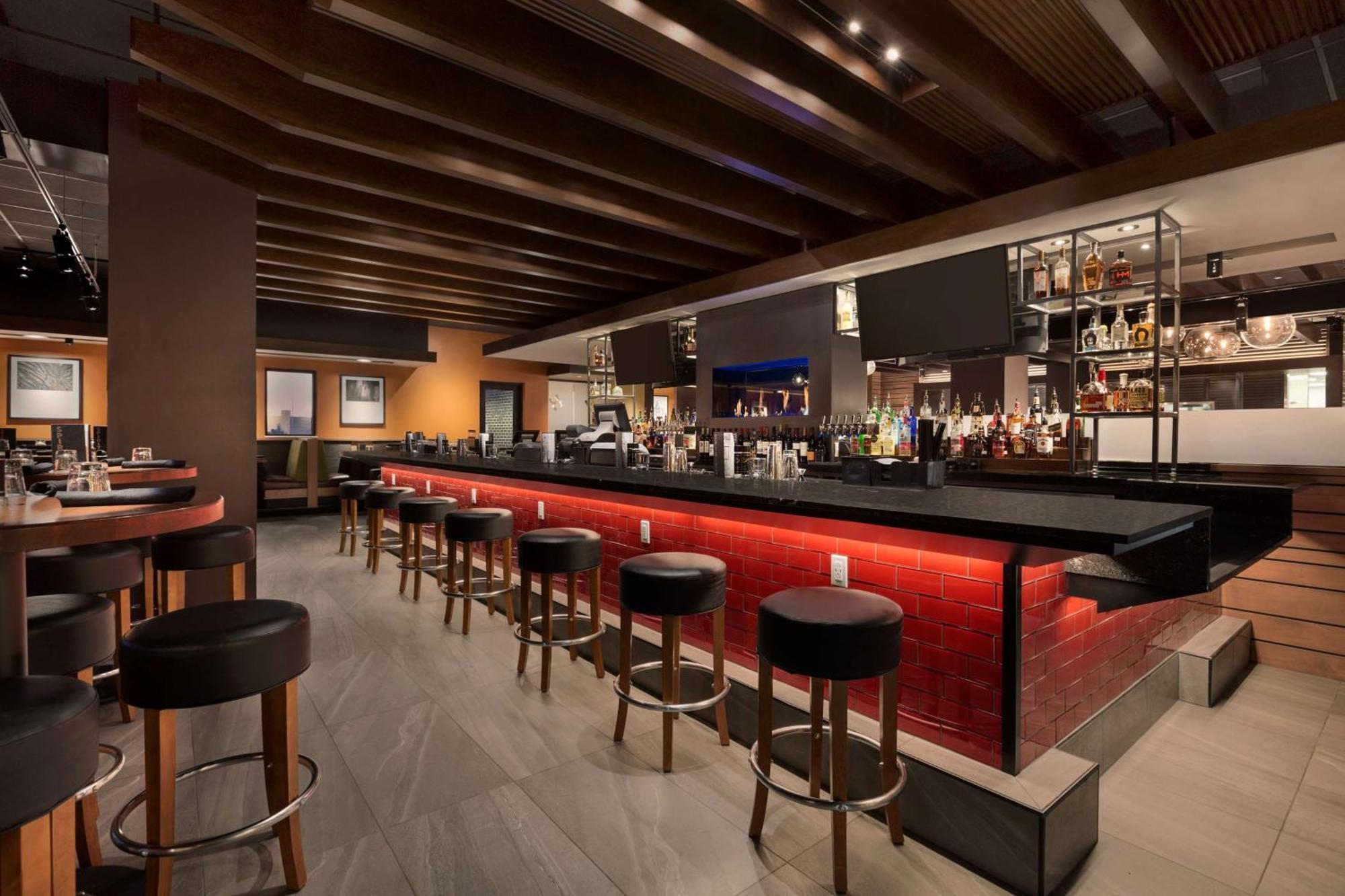 Embassy Suites By Hilton Denton Convention Center Екстериор снимка