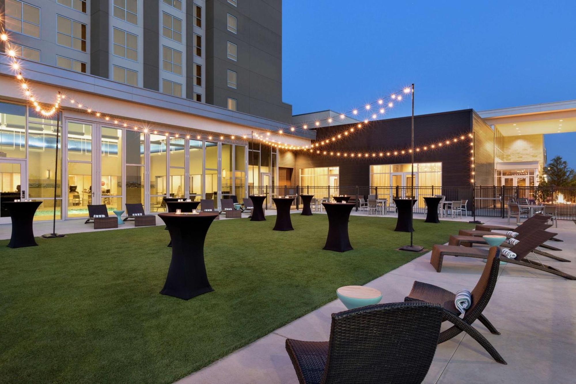 Embassy Suites By Hilton Denton Convention Center Екстериор снимка