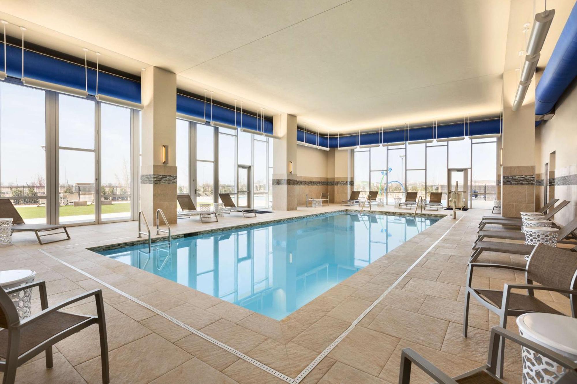 Embassy Suites By Hilton Denton Convention Center Екстериор снимка